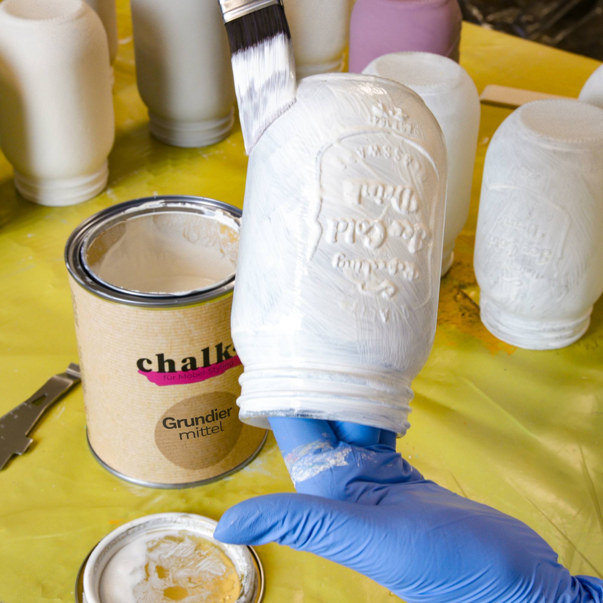 Biały podkład gruntujący do farb kredowych Chalk-it 0,75L do stylizacji mebli na bazie wody - obrazek 3