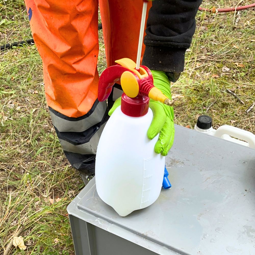 LEVEL+ Środek do czyszczenia elewacji, dachów i bruku z glonów, mchu i pleśni natychmiast z ochroną metalu L+72 - 30KG - obrazek 5